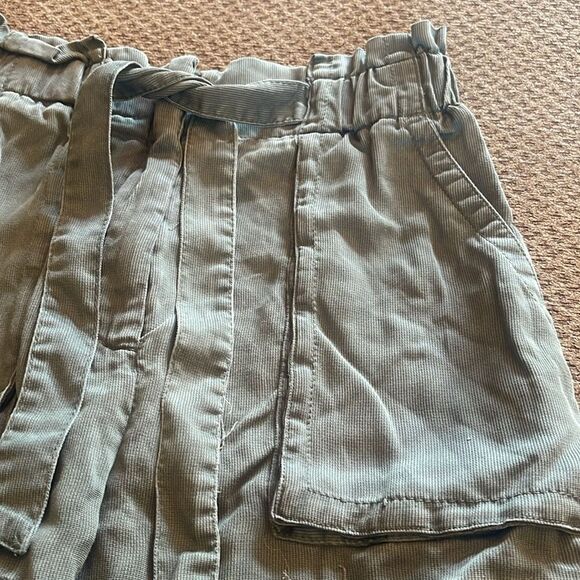 H&M Paper Bag High Waisted Tie Waist Belted, soft loose Shorts dark green - Picture 4 of 12